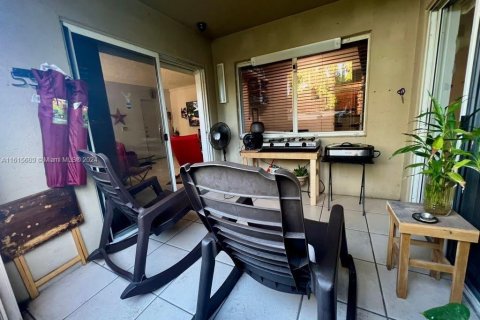 Condominio en venta en Hialeah, Florida, 2 dormitorios, 108.05 m2 № 1239543 - foto 11