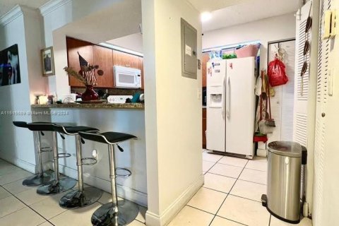 Condominio en venta en Hialeah, Florida, 2 dormitorios, 108.05 m2 № 1239543 - foto 10