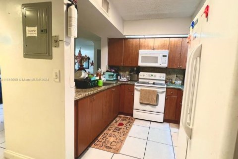 Condominio en venta en Hialeah, Florida, 2 dormitorios, 108.05 m2 № 1239543 - foto 3