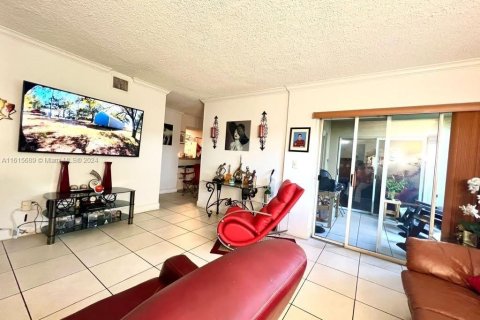 Condominio en venta en Hialeah, Florida, 2 dormitorios, 108.05 m2 № 1239543 - foto 1