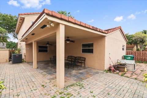 Casa en venta en Hialeah, Florida, 4 dormitorios, 187.94 m2 № 1362619 - foto 3