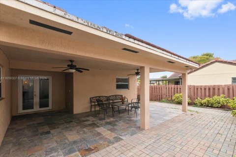 Casa en venta en Hialeah, Florida, 4 dormitorios, 187.94 m2 № 1362619 - foto 2