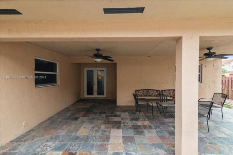 Casa en venta en Hialeah, Florida, 4 dormitorios, 187.94 m2 № 1362619 - foto 4