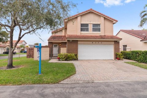 Casa en venta en Hialeah, Florida, 4 dormitorios, 187.94 m2 № 1362619 - foto 1