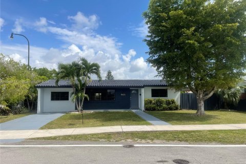 House in Miami, Florida 4 bedrooms, 178.74 sq.m. № 1330768 - photo 1