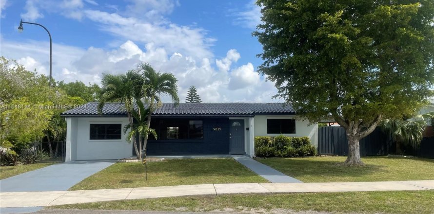 House in Miami, Florida 4 bedrooms, 178.74 sq.m. № 1330768