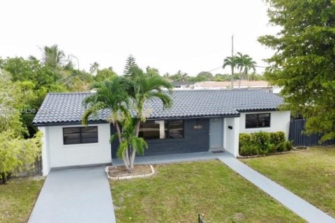 House in Miami, Florida 4 bedrooms, 178.74 sq.m. № 1330768 - photo 2