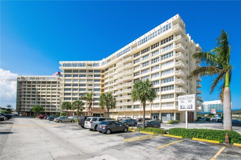 Condo in Hallandale Beach, Florida, 2 bedrooms  № 1372402 - photo 1