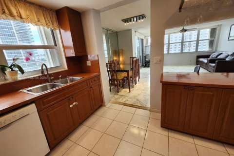 Condo in Hallandale Beach, Florida, 2 bedrooms  № 1372402 - photo 5