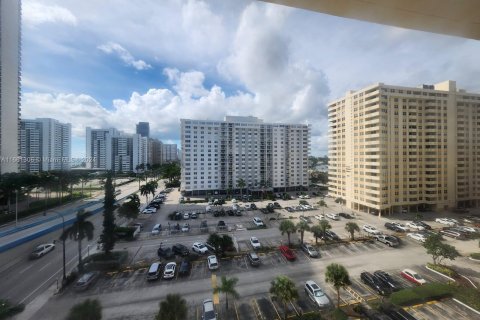 Condo in Hallandale Beach, Florida, 2 bedrooms  № 1372402 - photo 11