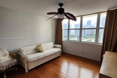 Condo in Hallandale Beach, Florida, 2 bedrooms  № 1372402 - photo 9