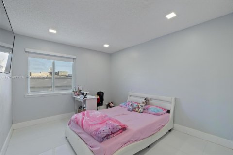 Casa en venta en Miami, Florida, 4 dormitorios, 158.12 m2 № 1399112 - foto 22