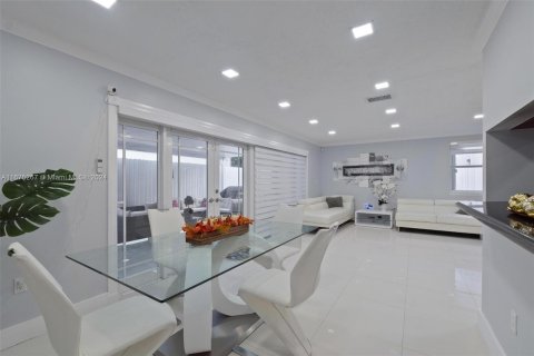 Casa en venta en Miami, Florida, 4 dormitorios, 158.12 m2 № 1399112 - foto 13