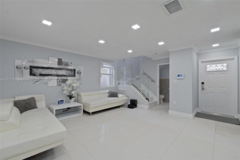 Casa en venta en Miami, Florida, 4 dormitorios, 158.12 m2 № 1399112 - foto 11