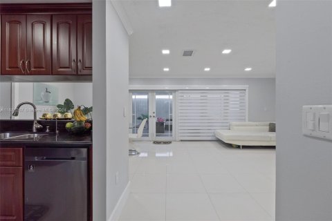 Casa en venta en Miami, Florida, 4 dormitorios, 158.12 m2 № 1399112 - foto 9