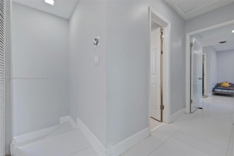 Casa en venta en Miami, Florida, 4 dormitorios, 158.12 m2 № 1399112 - foto 21