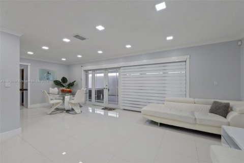 Casa en venta en Miami, Florida, 4 dormitorios, 158.12 m2 № 1399112 - foto 10