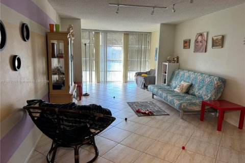 Condo in Hallandale Beach, Florida, 1 bedroom  № 1393621 - photo 3