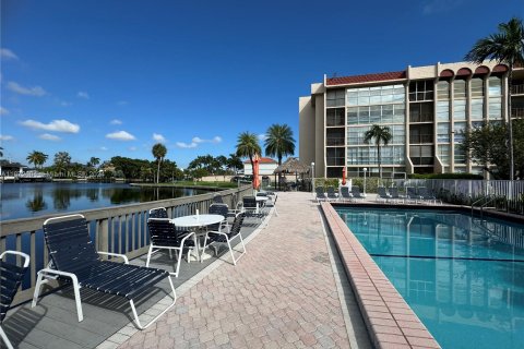 Condo in Hallandale Beach, Florida, 1 bedroom  № 1393621 - photo 7