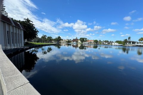 Condo in Hallandale Beach, Florida, 1 bedroom  № 1393621 - photo 2