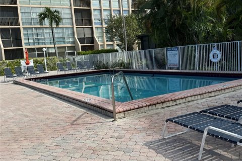 Condo in Hallandale Beach, Florida, 1 bedroom  № 1393621 - photo 6