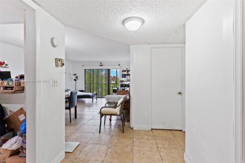 Condo in Lauderhill, Florida, 1 bedroom  № 1096796 - photo 2