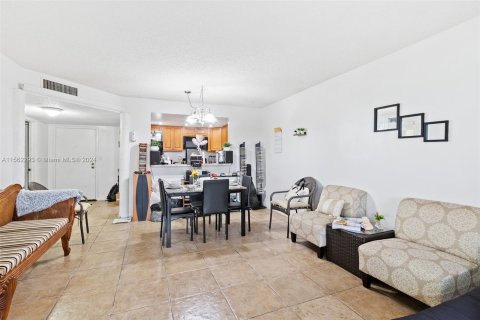 Condominio en venta en Lauderhill, Florida, 1 dormitorio, 67.73 m2 № 1096796 - foto 9