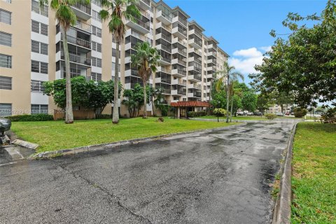 Condominio en venta en Lauderhill, Florida, 1 dormitorio, 67.73 m2 № 1096796 - foto 1