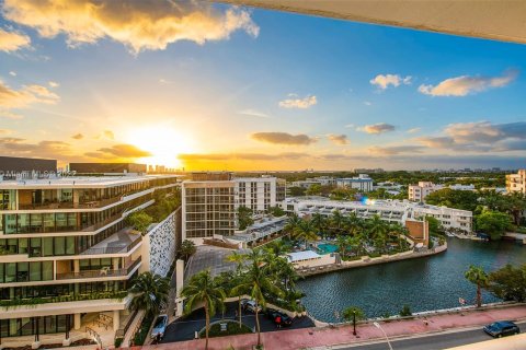 Condo in Miami Beach, Florida, 2 bedrooms  № 3622 - photo 1