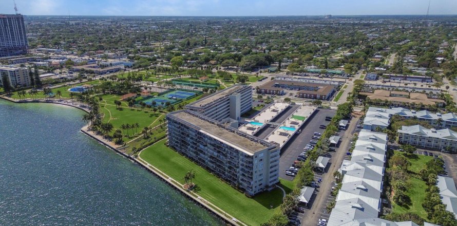 Condominio en Lake Park, Florida, 2 dormitorios  № 962291