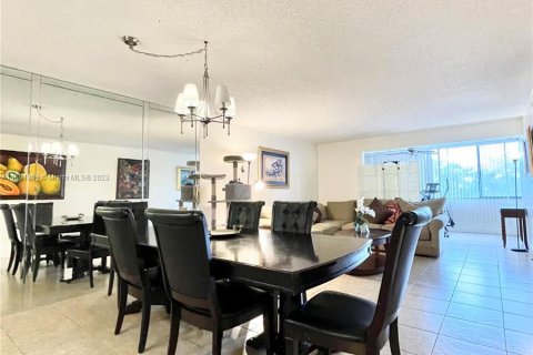 Condominio en venta en North Lauderdale, Florida, 2 dormitorios, 125.42 m2 № 909661 - foto 1