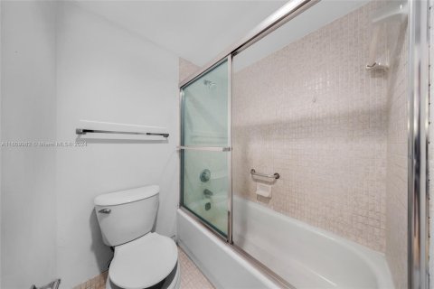 Condo in Aventura, Florida, 2 bedrooms  № 1234790 - photo 15