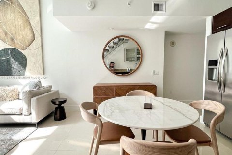 Condo in Miami, Florida, 1 bedroom  № 1404128 - photo 3