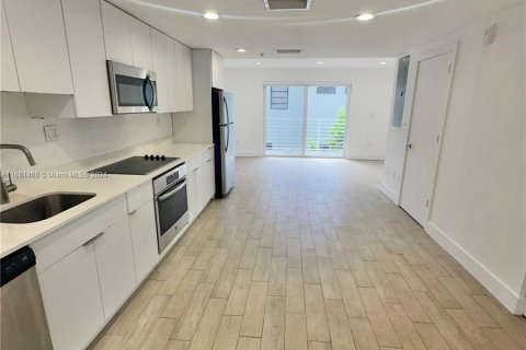 Condo in Miami Beach, Florida, 3 bedrooms  № 1368718 - photo 1