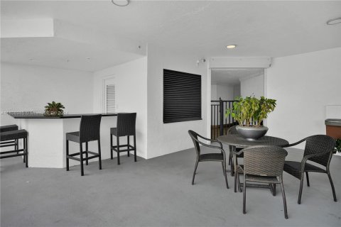 Condo in Coral Gables, Florida, 2 bedrooms  № 1310975 - photo 23