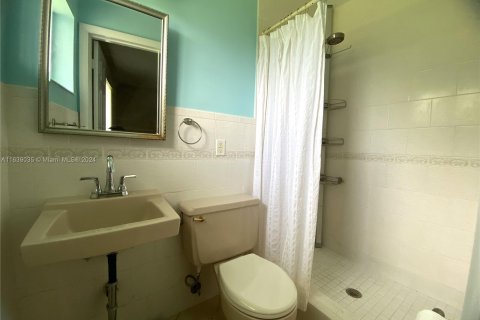 House in Miami Lakes, Florida 3 bedrooms, 109.9 sq.m. № 1310976 - photo 10