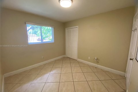 House in Miami Lakes, Florida 3 bedrooms, 109.9 sq.m. № 1310976 - photo 11