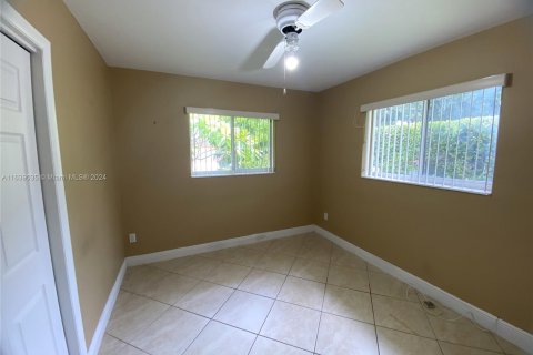 House in Miami Lakes, Florida 3 bedrooms, 109.9 sq.m. № 1310976 - photo 14