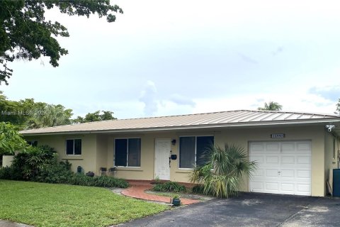 House in Miami Lakes, Florida 3 bedrooms, 109.9 sq.m. № 1310976 - photo 1