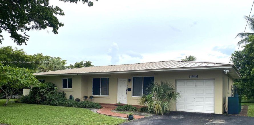 House in Miami Lakes, Florida 3 bedrooms, 109.9 sq.m. № 1310976