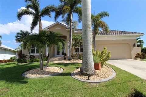 Villa ou maison à vendre à Punta Gorda, Floride: 3 chambres, 226.31 m2 № 1322175 - photo 1