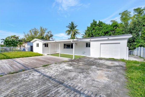 House in Miami, Florida 3 bedrooms, 183.02 sq.m. № 1331067 - photo 27