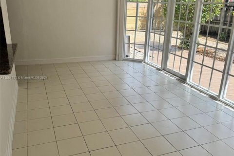 Villa ou maison à louer à Miami, Floride: 3 chambres, 297.29 m2 № 1369145 - photo 2