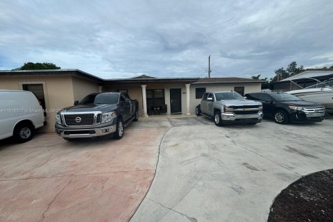 House in Miami Gardens, Florida 5 bedrooms, 201.97 sq.m. № 1240189 - photo 1