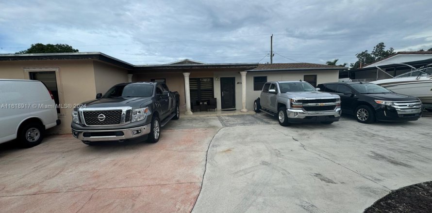 Casa en Miami Gardens, Florida 5 dormitorios, 201.97 m2 № 1240189