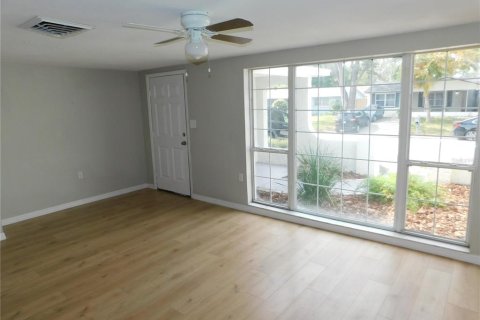 House in Port Richey, Florida 4 bedrooms, 135.36 sq.m. № 1420633 - photo 4