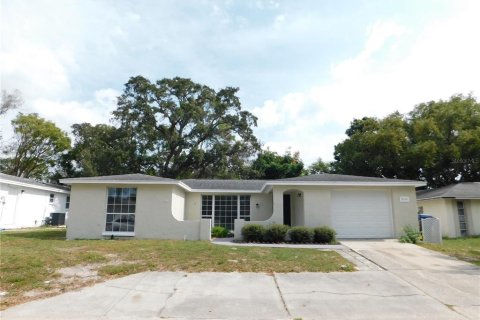 House in Port Richey, Florida 4 bedrooms, 135.36 sq.m. № 1420633 - photo 1