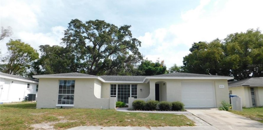 House in Port Richey, Florida 4 bedrooms, 135.36 sq.m. № 1420633