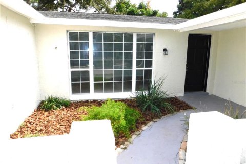 House in Port Richey, Florida 4 bedrooms, 135.36 sq.m. № 1420633 - photo 2