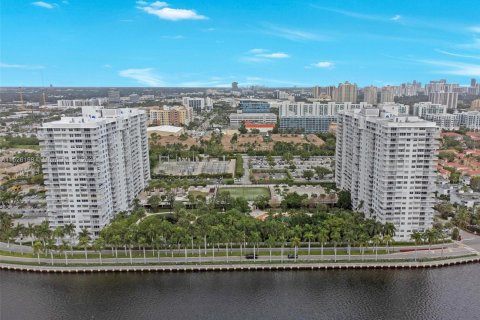 Condo in Aventura, Florida, 2 bedrooms  № 986470 - photo 28